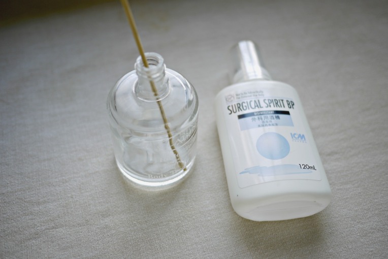 Tidy Tuesdays : Cleaning A Narrow Neck Bottle // Mono+Co